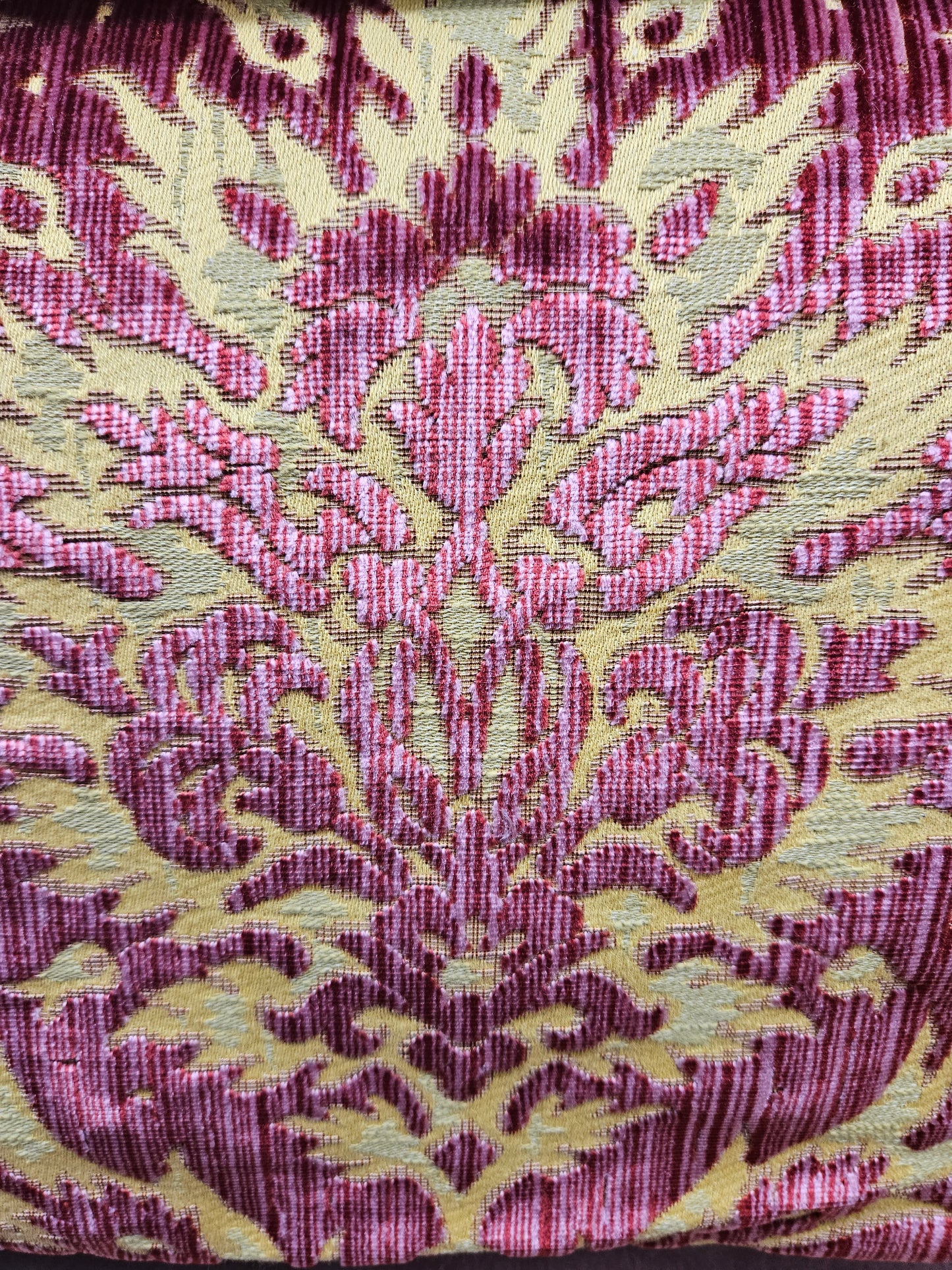 10975 Elegant Red Velvet