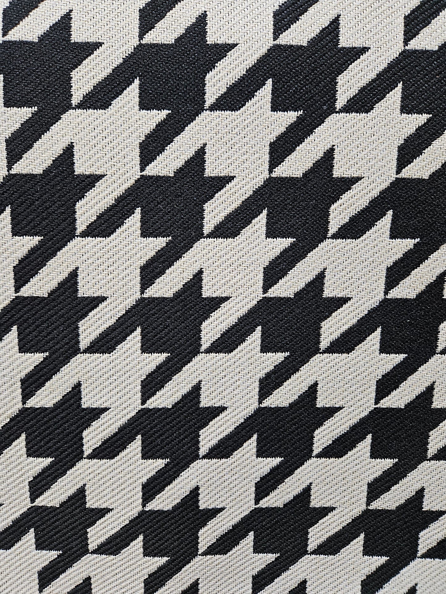 18782 Harwich 916 Ebony/Ivory 100% Polyester
